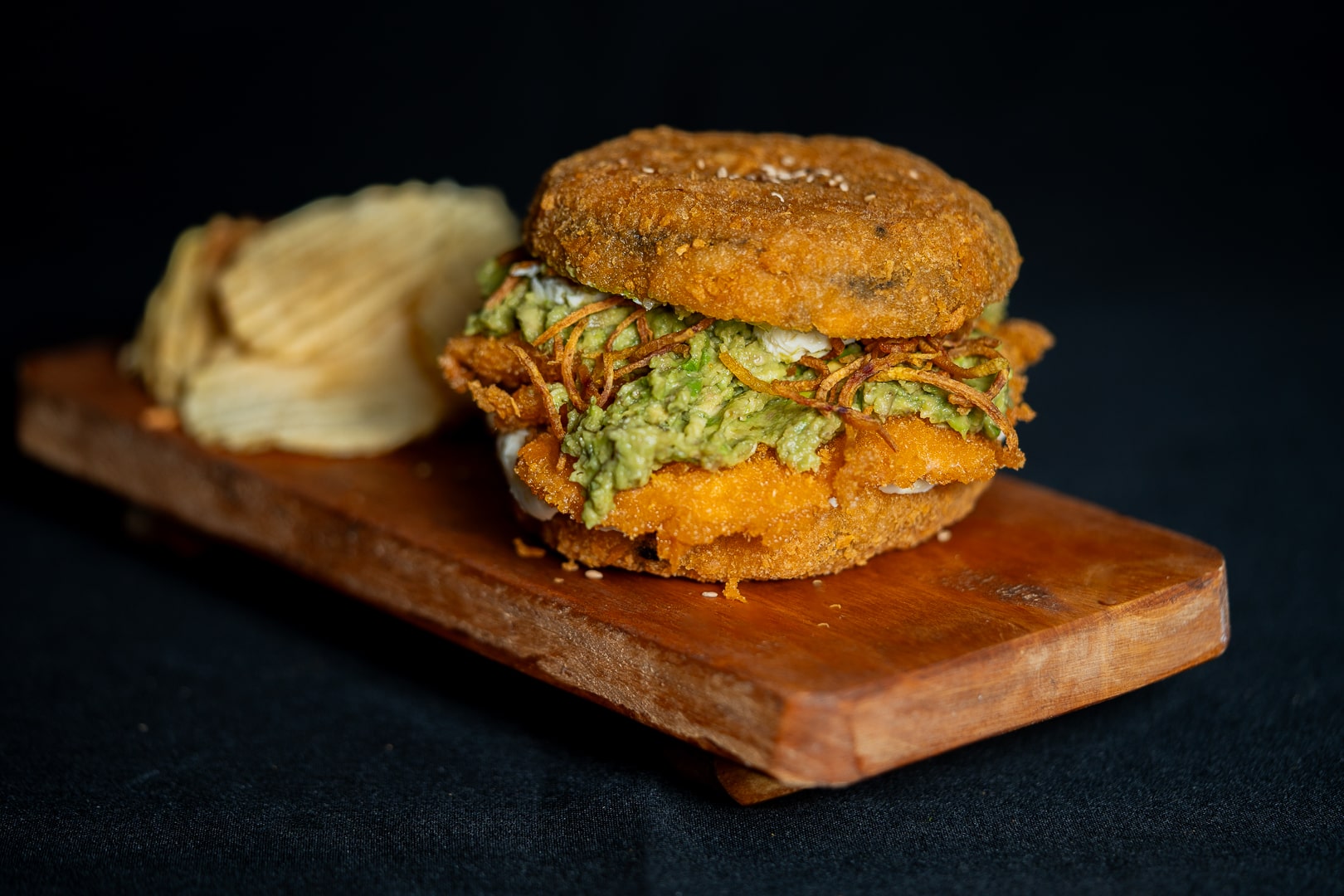 BURGUER SALMON HOT CON GUACAMOLE-min