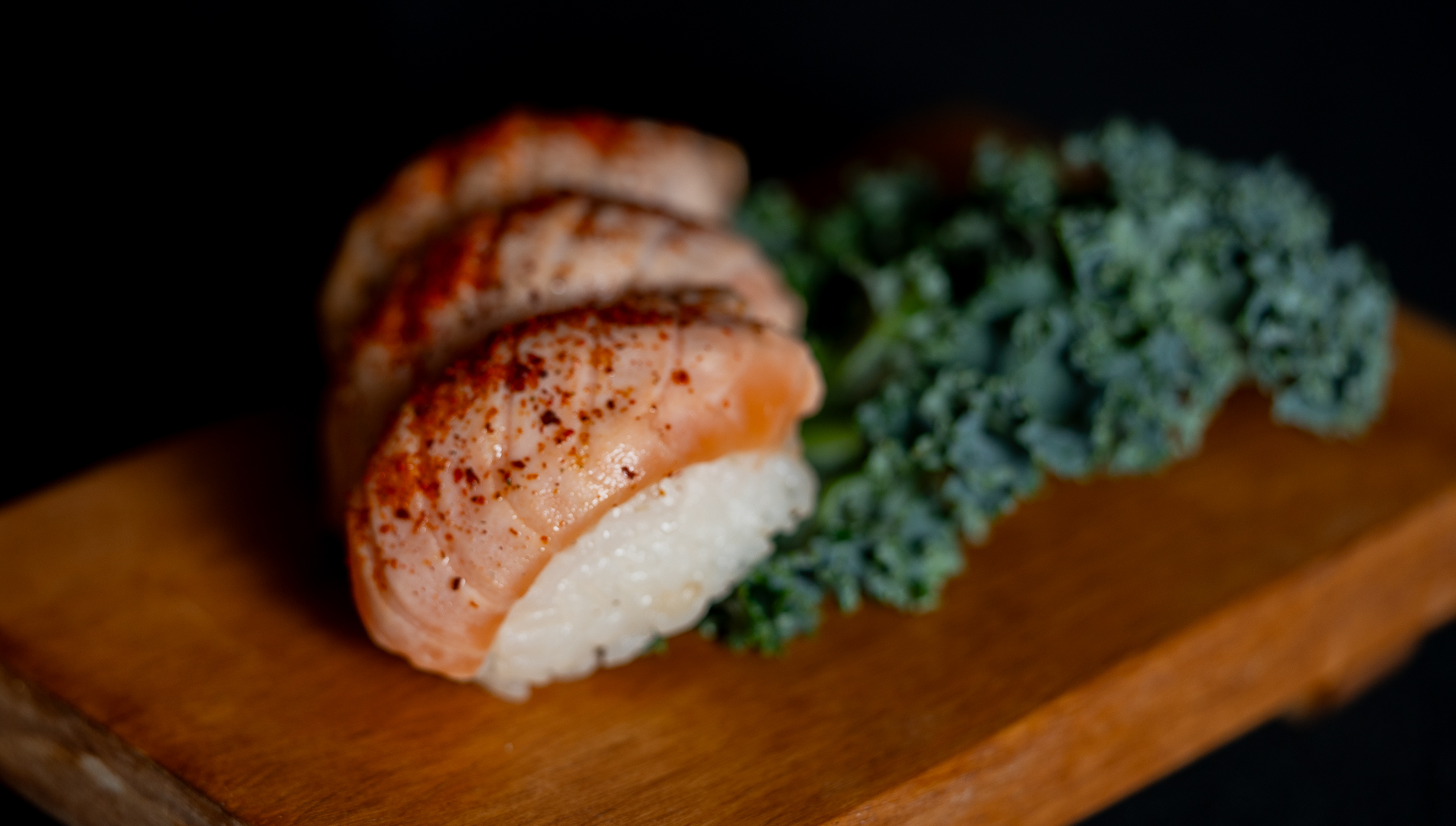 NIGUIRIS DE SALMON FLAMEADO CON TOGARASHI